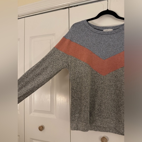 Cute light weight sweater - Picture 2 of 5